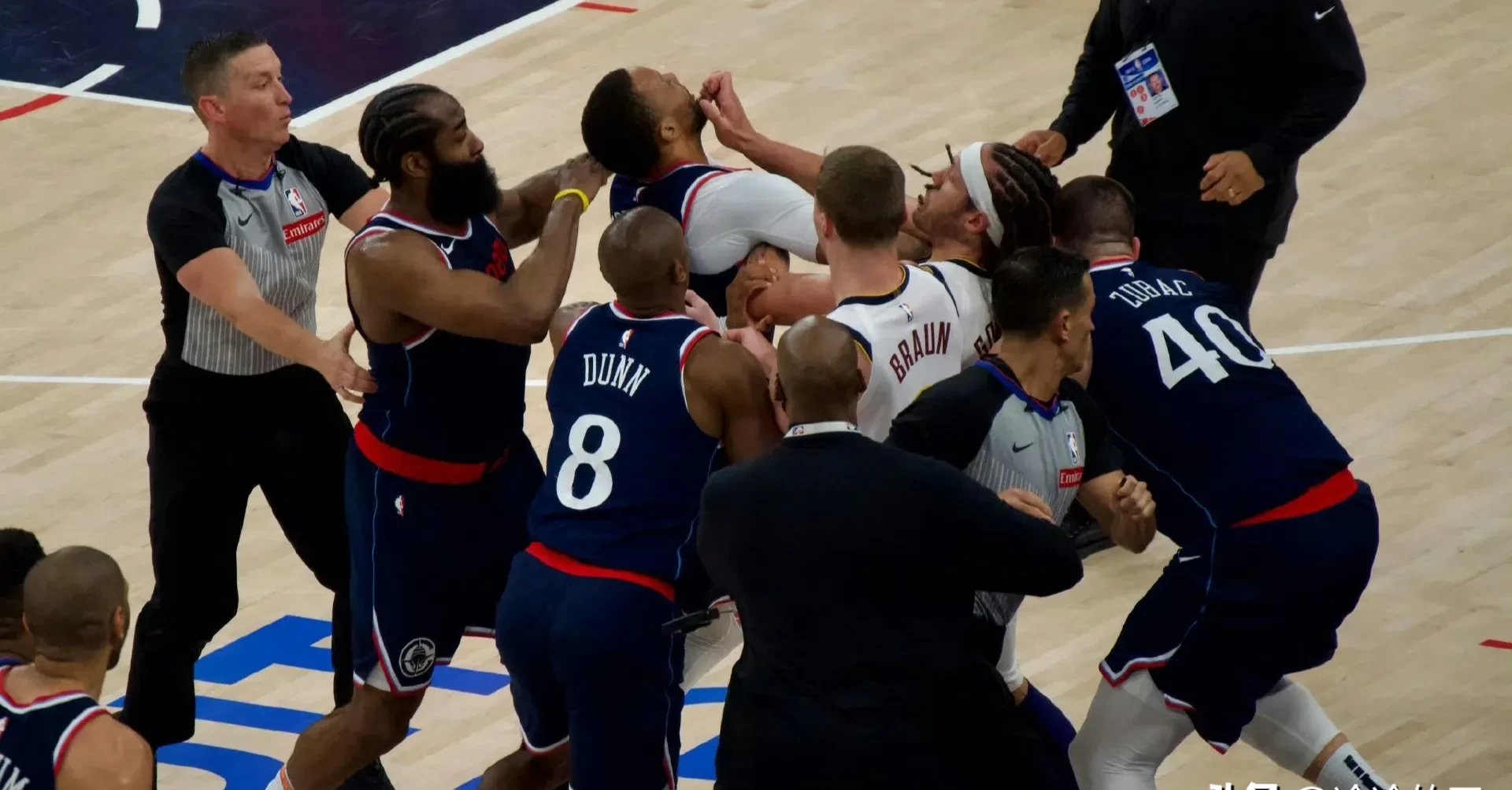 篮网挑战掘金，主场取得压倒性胜利的简单介绍