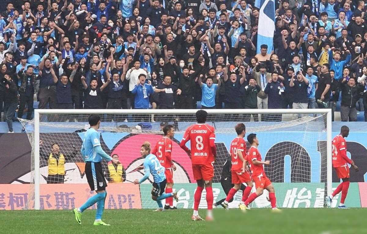 精彩比赛中队员们发挥出色，为球迷带来惊喜