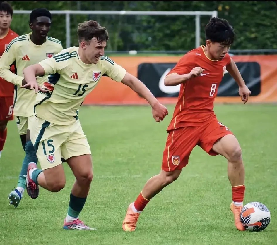 足球赛场擂台展现精彩对决,比赛结果备受关注 足球赛场擂台展现精彩对决,比赛结果备受关注