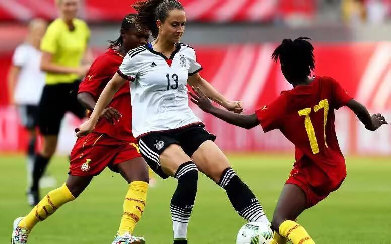 法国女足队员在比赛中展现出色战术表现 法国女足队员在比赛中展现出色战术表现