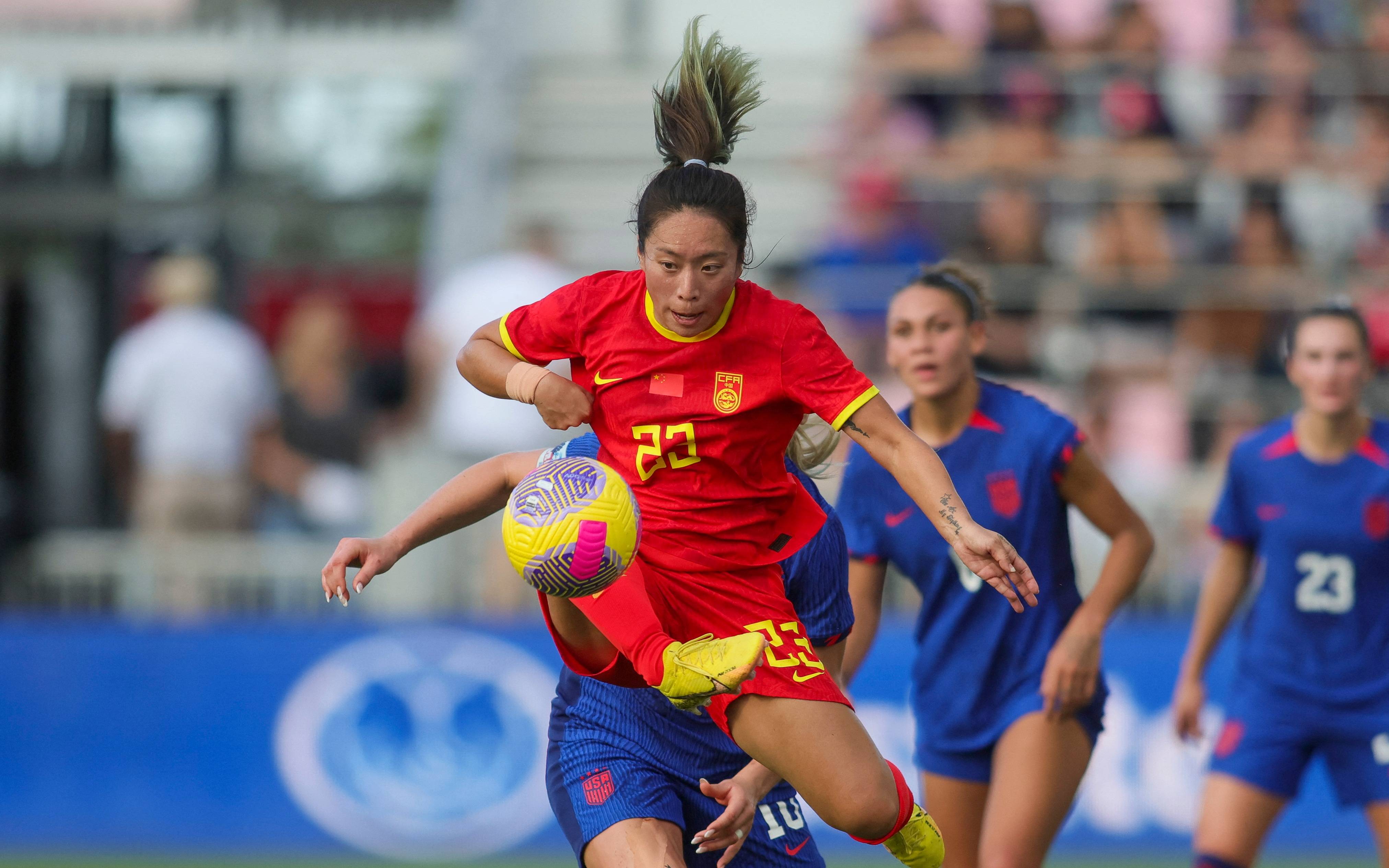 三亿体育体育官方-精彩绝伦！女足比赛场上引爆激情