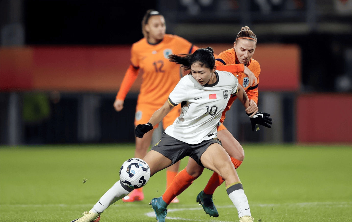 精彩绝伦!女足比赛场上引爆激情 精彩绝伦!女足比赛场上引爆激情