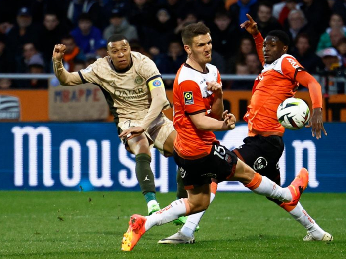 里昂遭逆转,客场告负法甲战役的简单介绍 里昂遭逆转,客场告负法甲战役的简单介绍