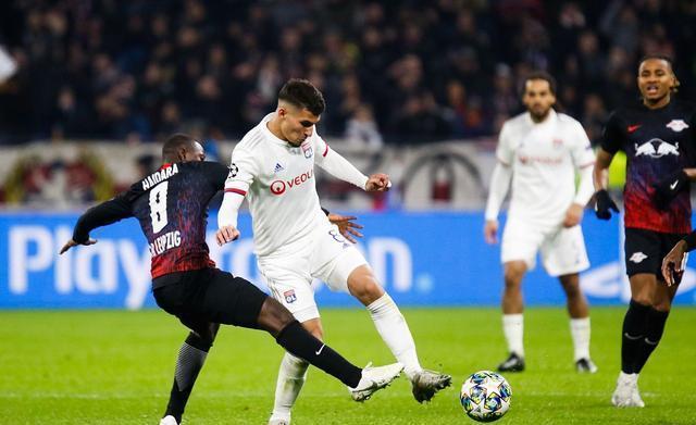 马赛击败里昂，继续保持领先地位