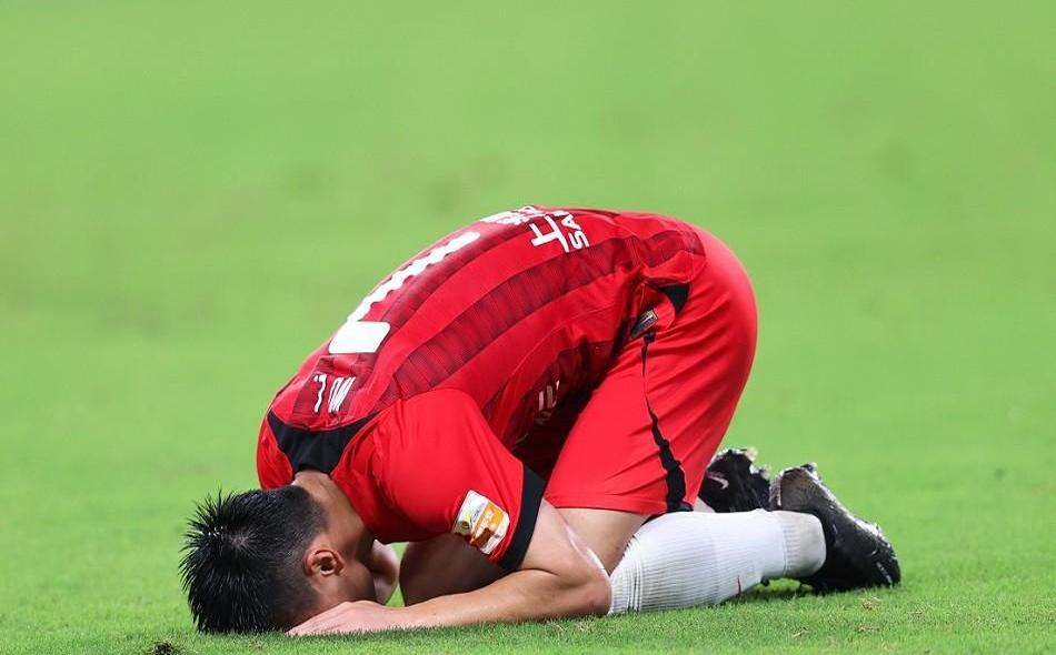 关于一场足球比赛中球员受伤离场引发球迷关注的信息