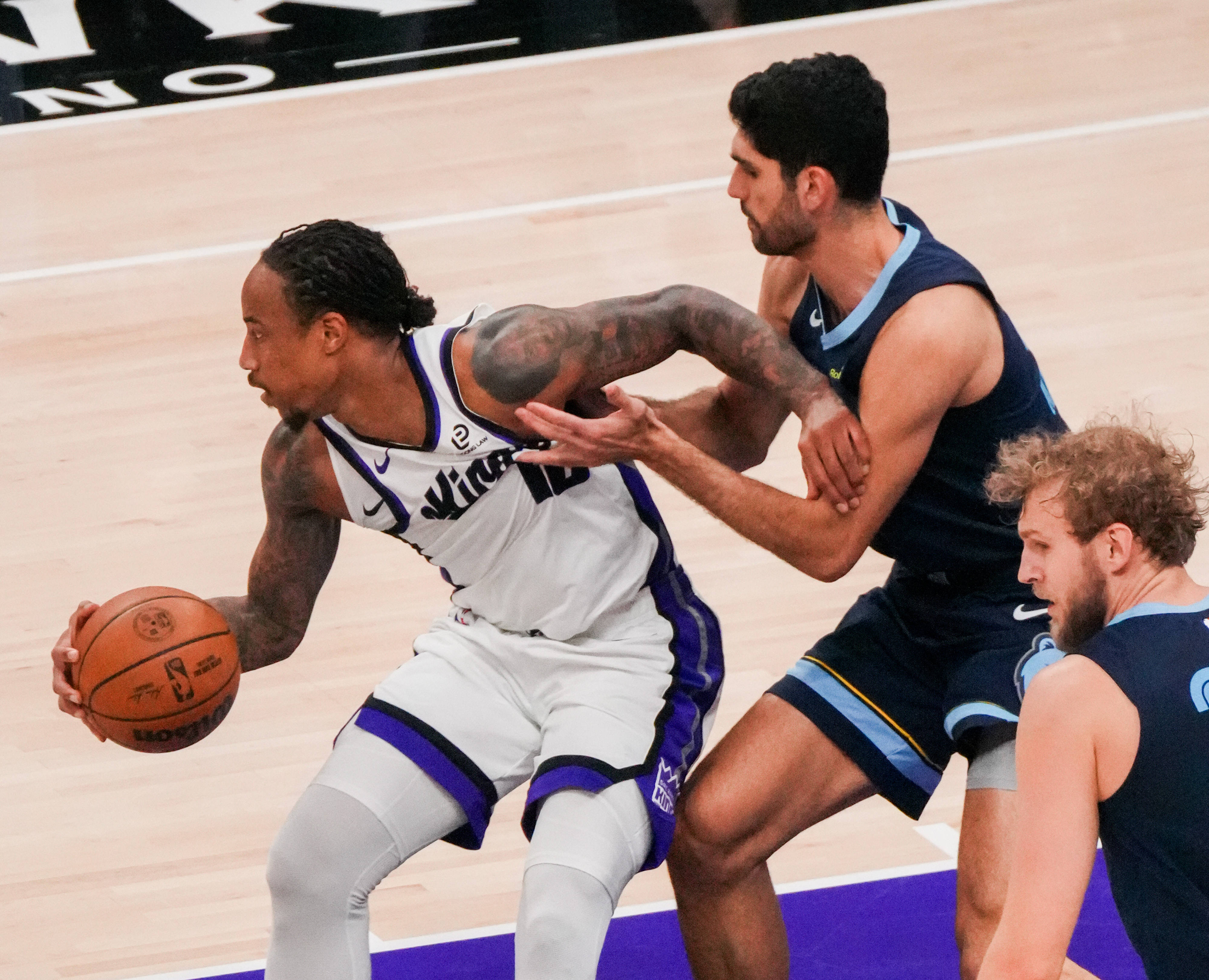 包含灰熊大比分胜国王，取得一场胜利的词条